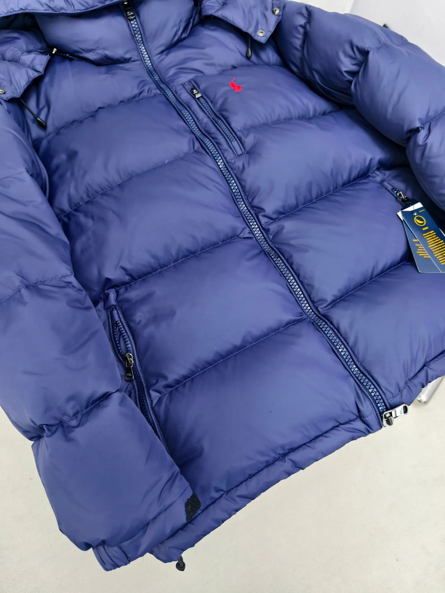 Style number: Y 177 Polo Ralph Lauren 2025 pony embroidered glossy half-turtle collar down jacket, neatly cut to create a smart posture, return to the hustle and bustle of the city. Filled with white duck down, it is warm and comfortable without being bulky, without losing personality and looking low-key! It has a certain sense of hierarchy! Original custom fabric. With a certain sense of color Color: Glossy Black Matte Black Dark Blue Size: S M L XL XXL
